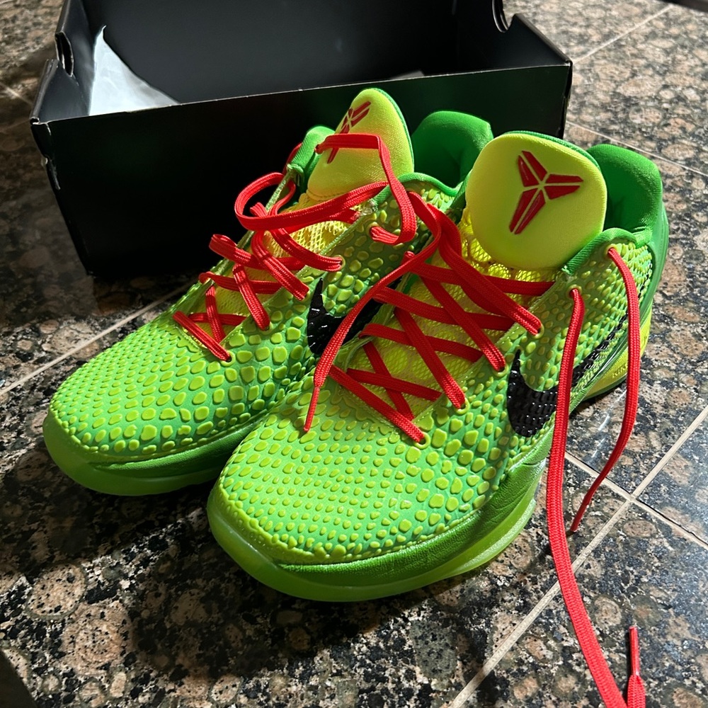 KOBE BRYANT 6 ZOOM GRINCH SHOES RED LACES